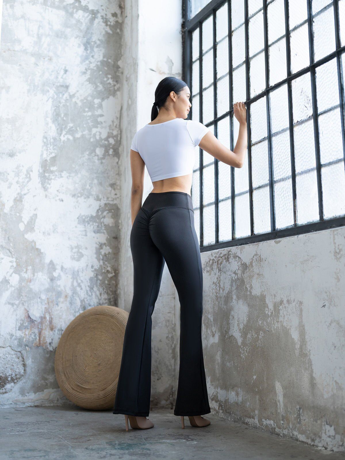 438 Spanish, Scrunch Butt, Ve Waist Leggings Black Color