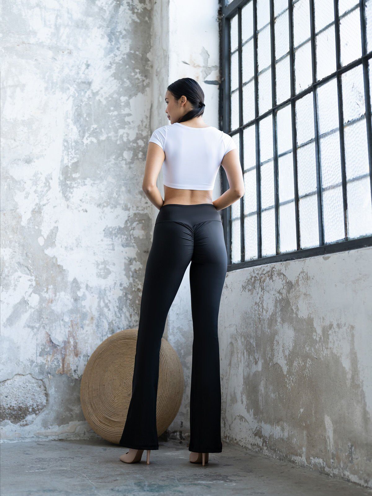 438 Spanish, Scrunch Butt, Ve Waist Leggings Black Color
