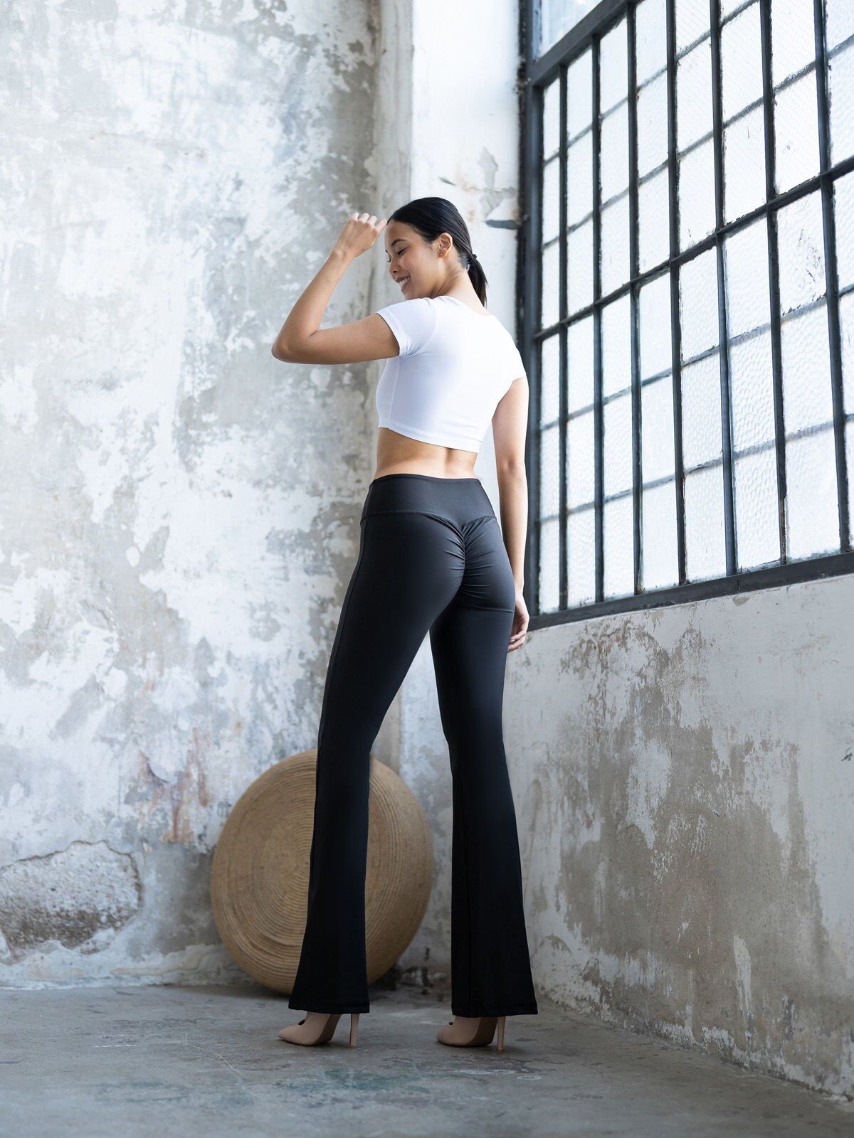 438 Spanish, Scrunch Butt, Ve Waist Leggings Black Color