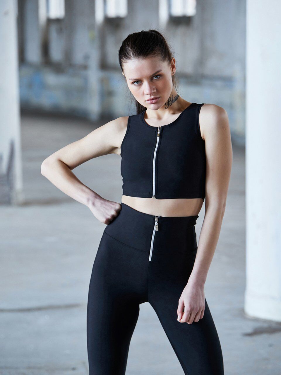 1051 Extra High Waist Leggings Black Color