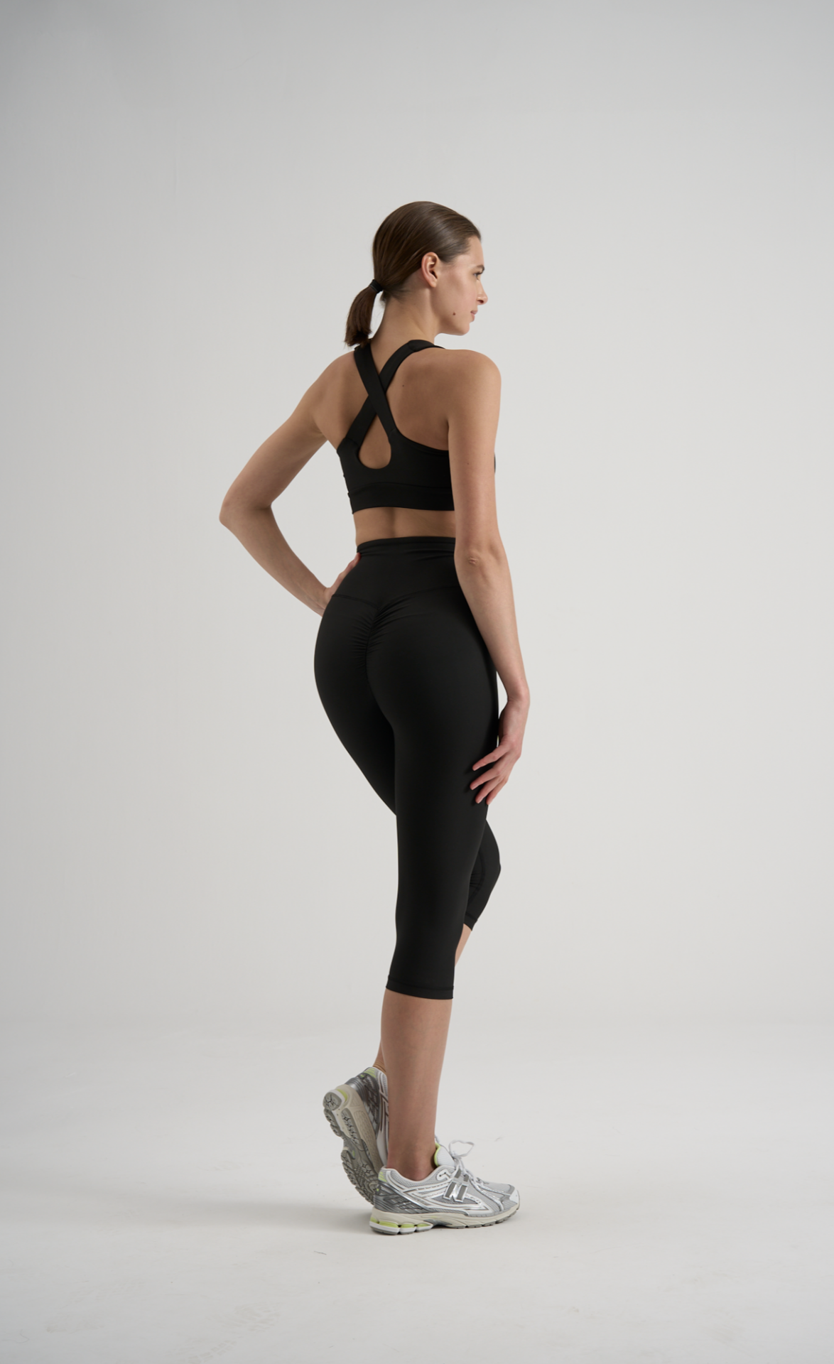 13133 Capri Scrunch Butt Leggings Black Color