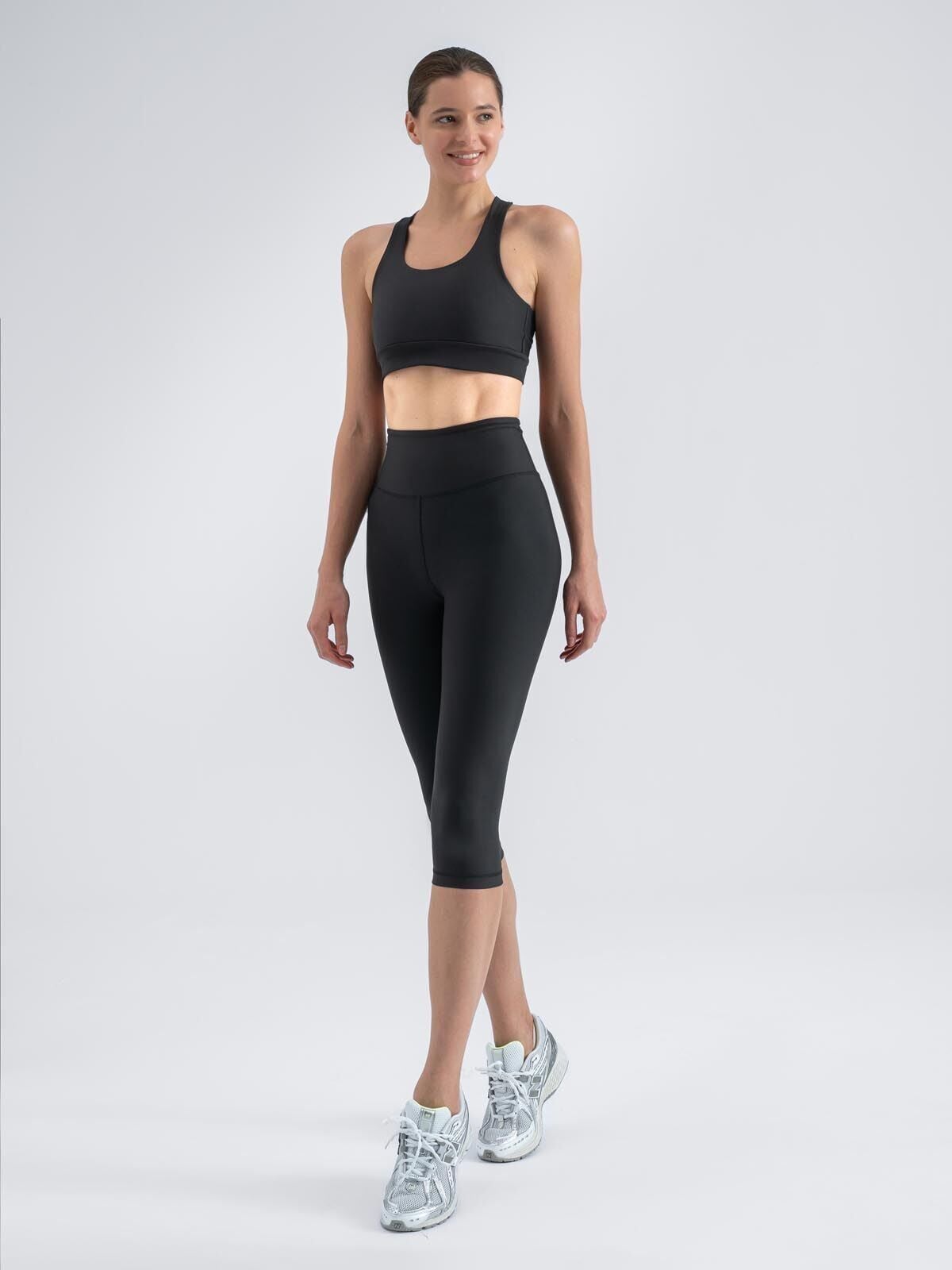 13133 Capri Scrunch Butt Leggings Black Color