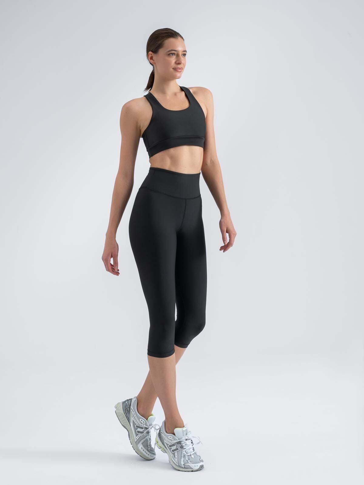 13133 Capri Scrunch Butt Leggings Black Color