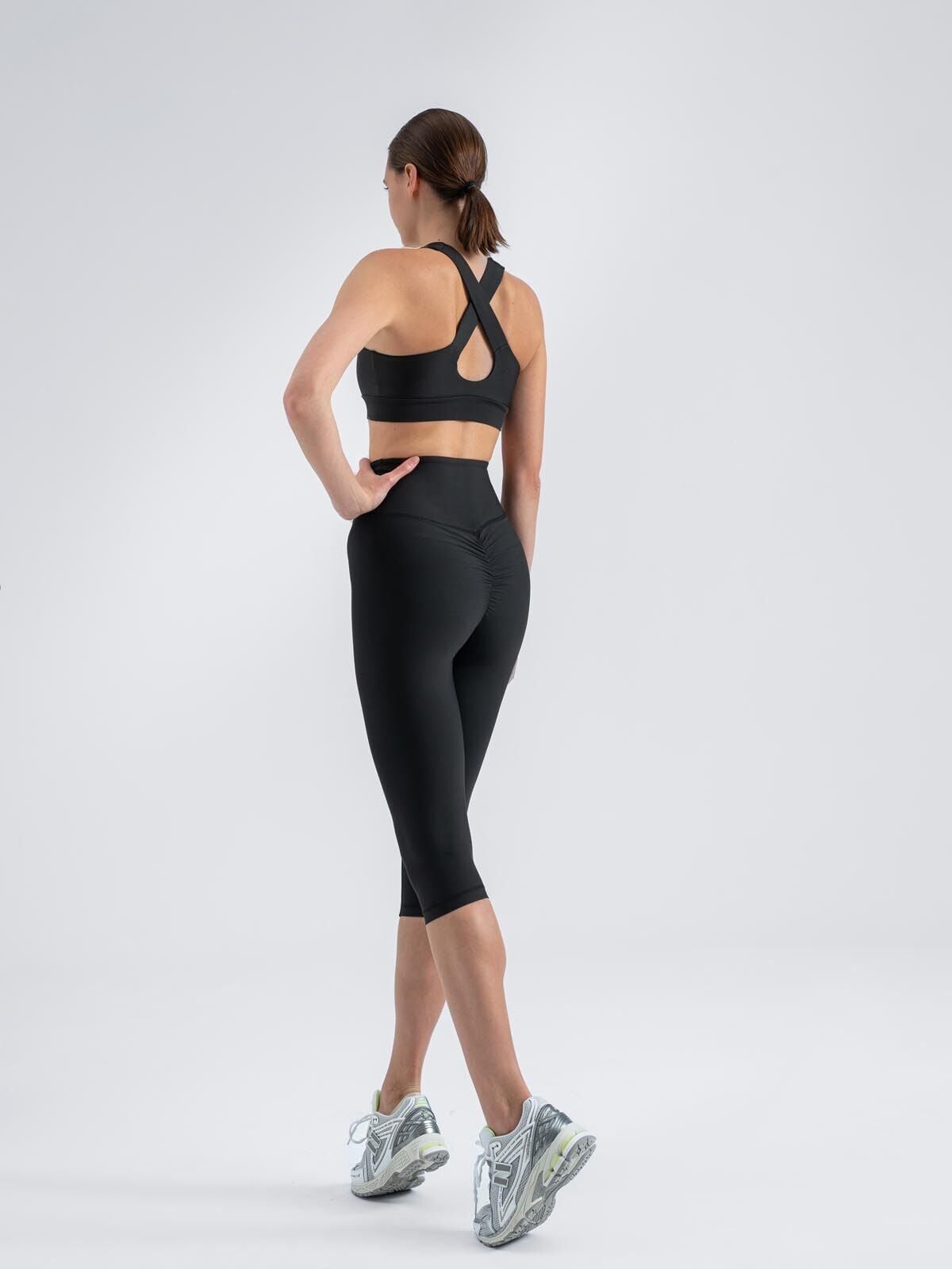13133 Capri Scrunch Butt Leggings Black Color