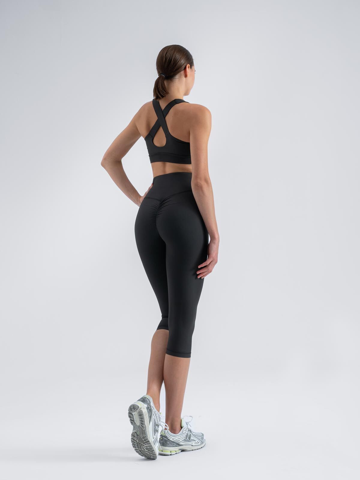 13133 Capri Scrunch Butt Leggings Black Color